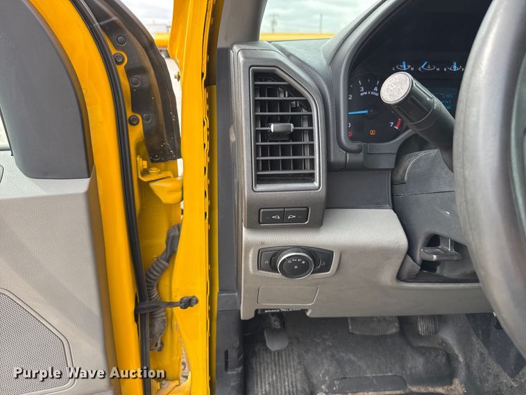 image for item ET6284 2022 Ford F350 Super Duty utility bed pickup truck