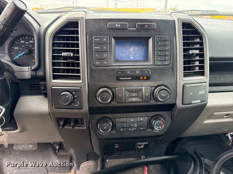 image for item ET6284 2022 Ford F350 Super Duty utility bed pickup truck