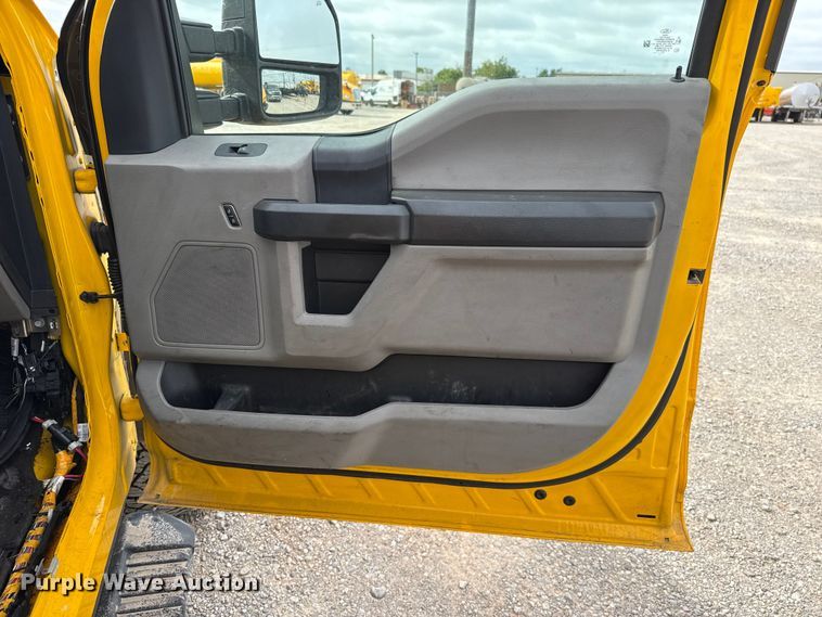 image for item ET6284 2022 Ford F350 Super Duty utility bed pickup truck