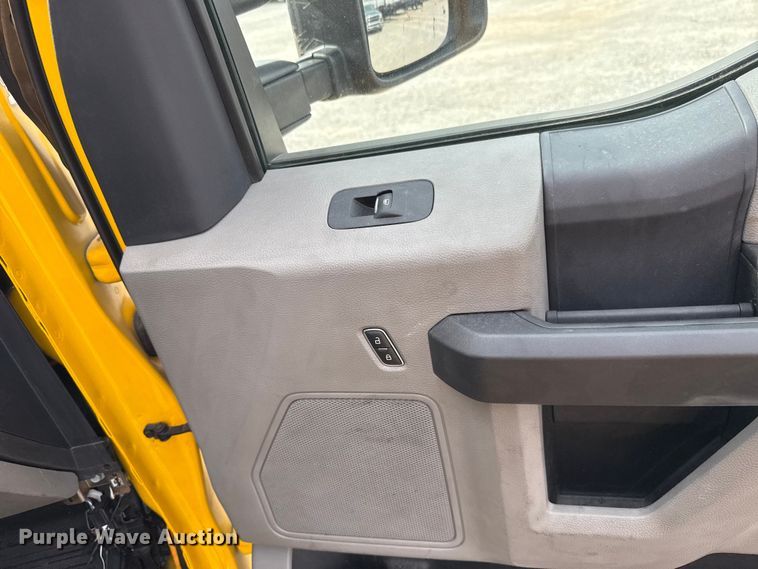 image for item ET6284 2022 Ford F350 Super Duty utility bed pickup truck