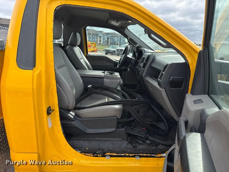 image for item ET6284 2022 Ford F350 Super Duty utility bed pickup truck