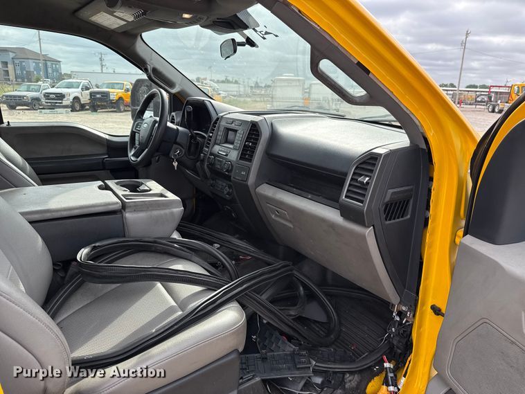 image for item ET6284 2022 Ford F350 Super Duty utility bed pickup truck