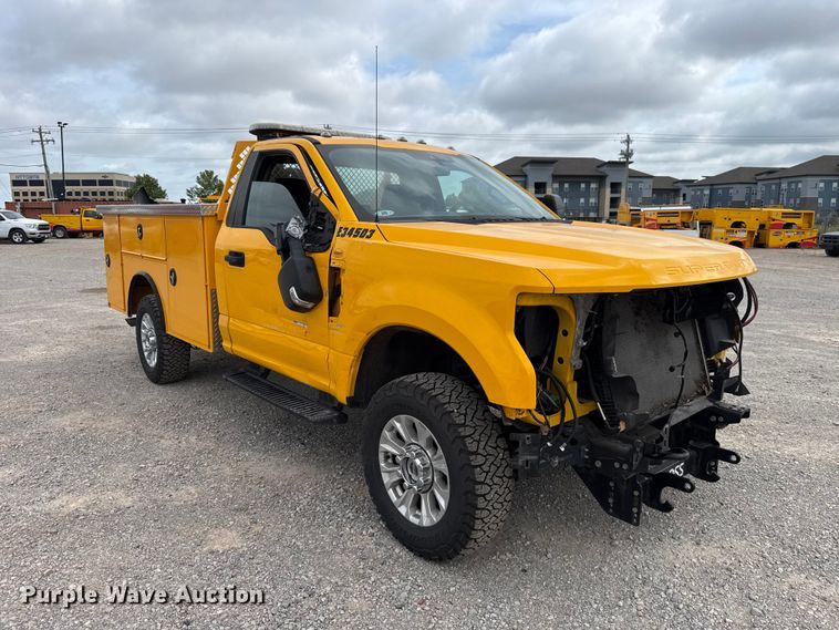 image for item ET6285 2020 Ford F350 Super Duty utility bed pickup truck