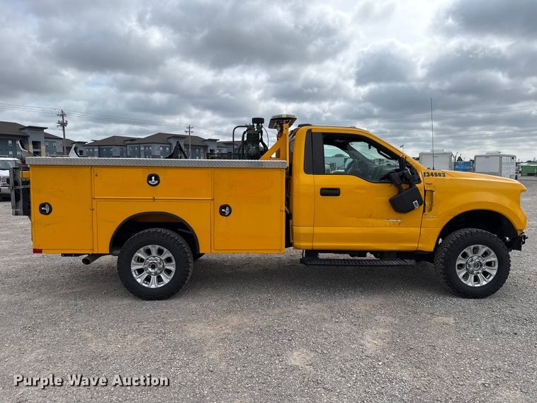 image for item ET6285 2020 Ford F350 Super Duty utility bed pickup truck