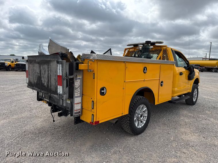 image for item ET6285 2020 Ford F350 Super Duty utility bed pickup truck