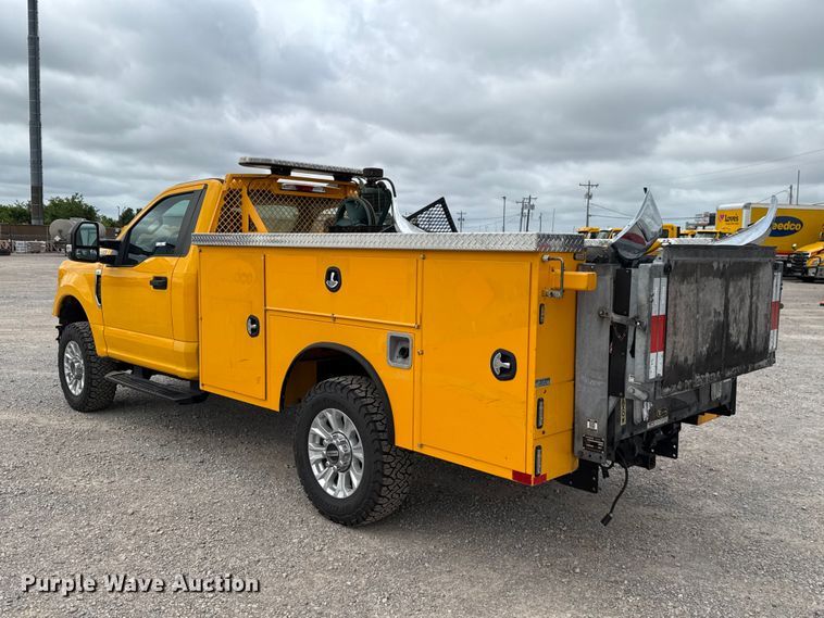 image for item ET6285 2020 Ford F350 Super Duty utility bed pickup truck