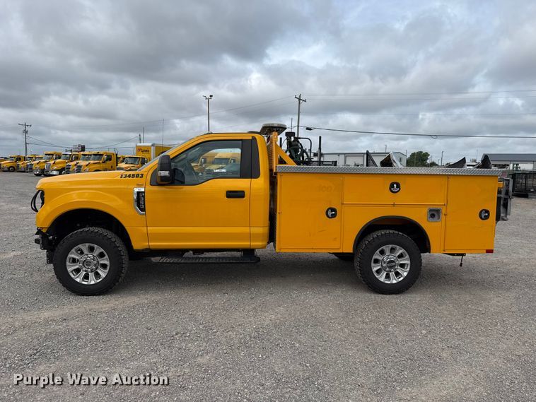 image for item ET6285 2020 Ford F350 Super Duty utility bed pickup truck