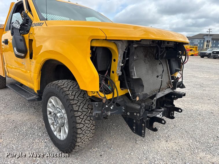 image for item ET6285 2020 Ford F350 Super Duty utility bed pickup truck