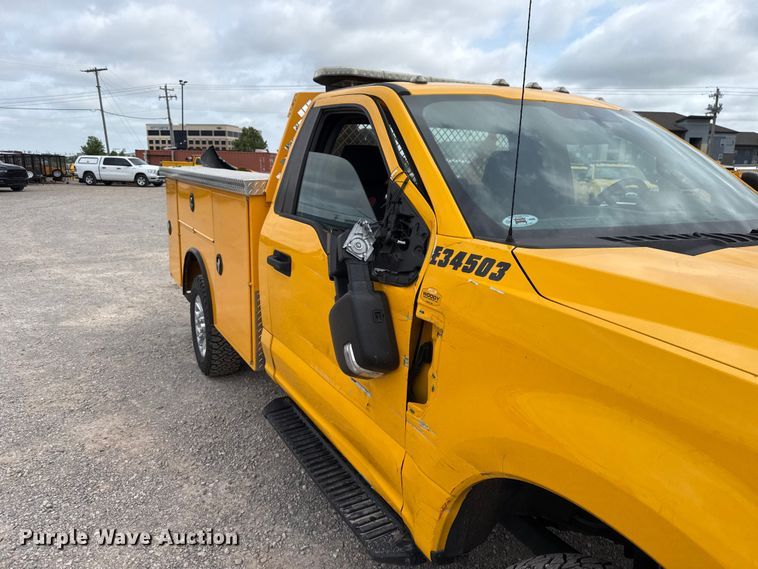image for item ET6285 2020 Ford F350 Super Duty utility bed pickup truck