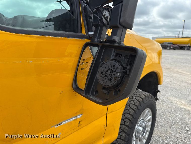 image for item ET6285 2020 Ford F350 Super Duty utility bed pickup truck