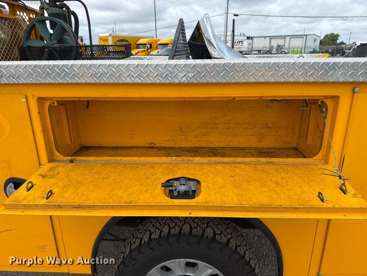 image for item ET6285 2020 Ford F350 Super Duty utility bed pickup truck