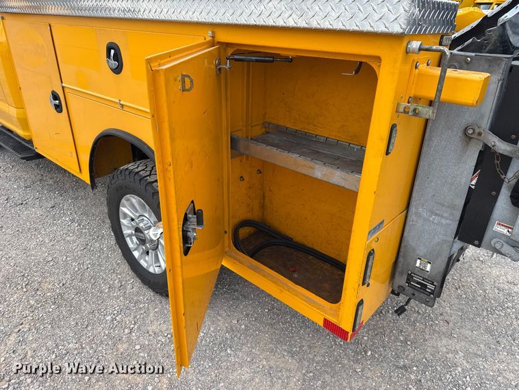 image for item ET6285 2020 Ford F350 Super Duty utility bed pickup truck