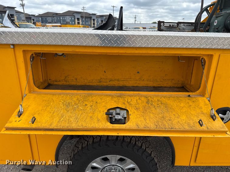 image for item ET6285 2020 Ford F350 Super Duty utility bed pickup truck