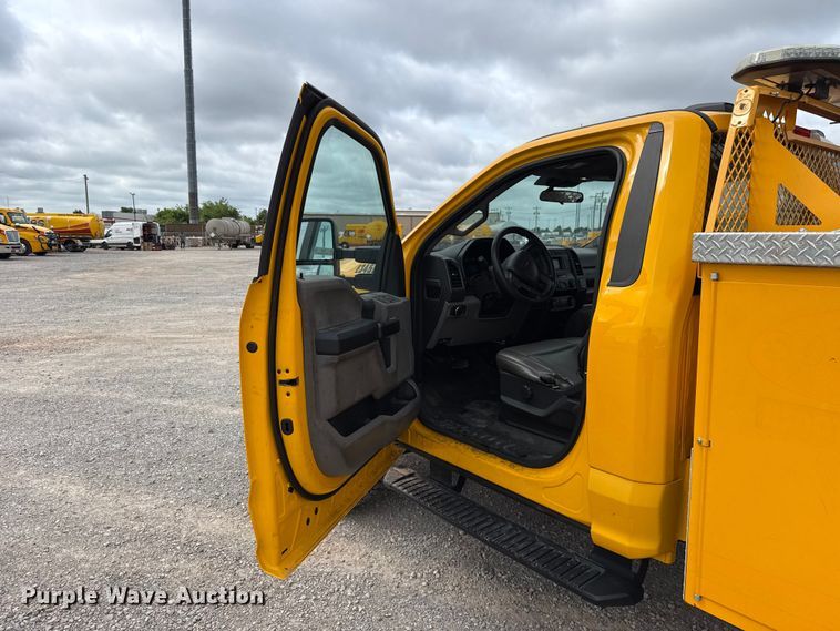 image for item ET6285 2020 Ford F350 Super Duty utility bed pickup truck
