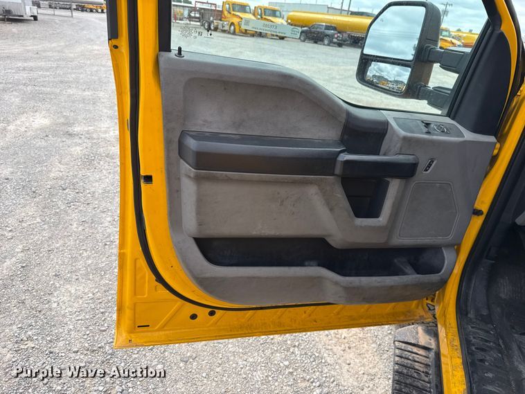 image for item ET6285 2020 Ford F350 Super Duty utility bed pickup truck