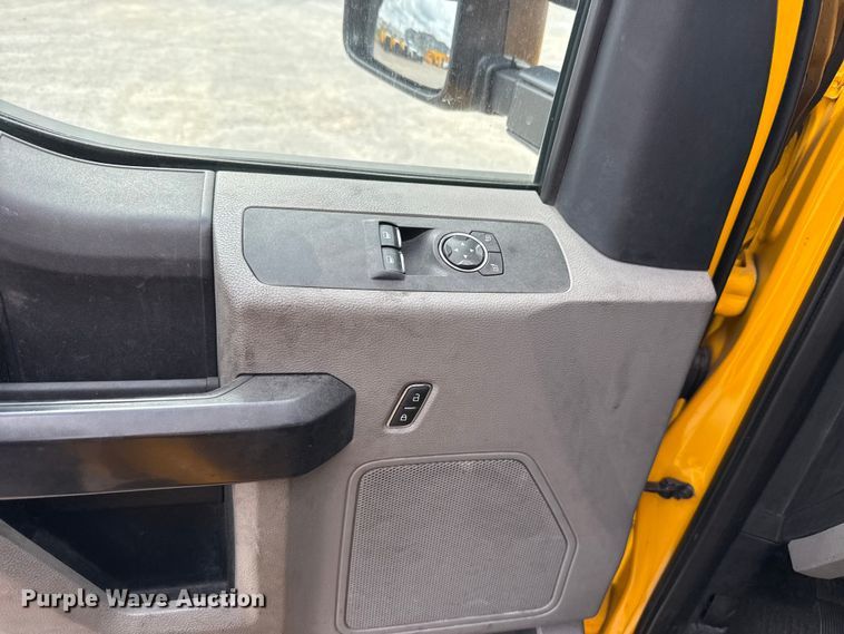 image for item ET6285 2020 Ford F350 Super Duty utility bed pickup truck