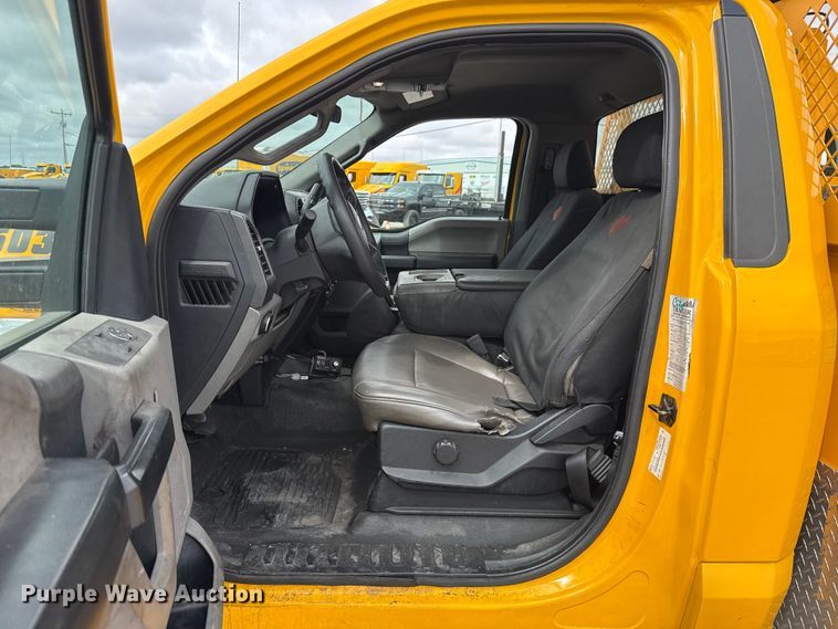 image for item ET6285 2020 Ford F350 Super Duty utility bed pickup truck