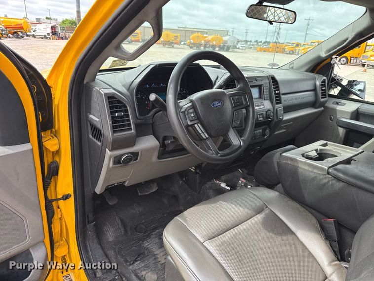 image for item ET6285 2020 Ford F350 Super Duty utility bed pickup truck
