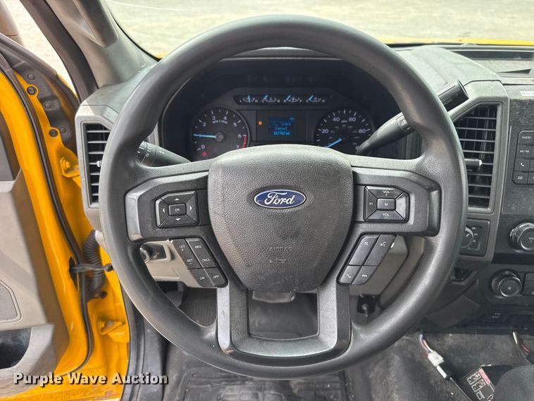 image for item ET6285 2020 Ford F350 Super Duty utility bed pickup truck