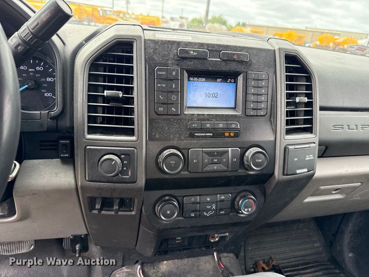 image for item ET6285 2020 Ford F350 Super Duty utility bed pickup truck