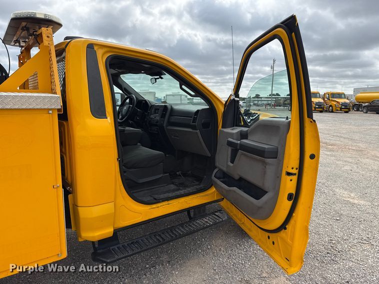 image for item ET6285 2020 Ford F350 Super Duty utility bed pickup truck