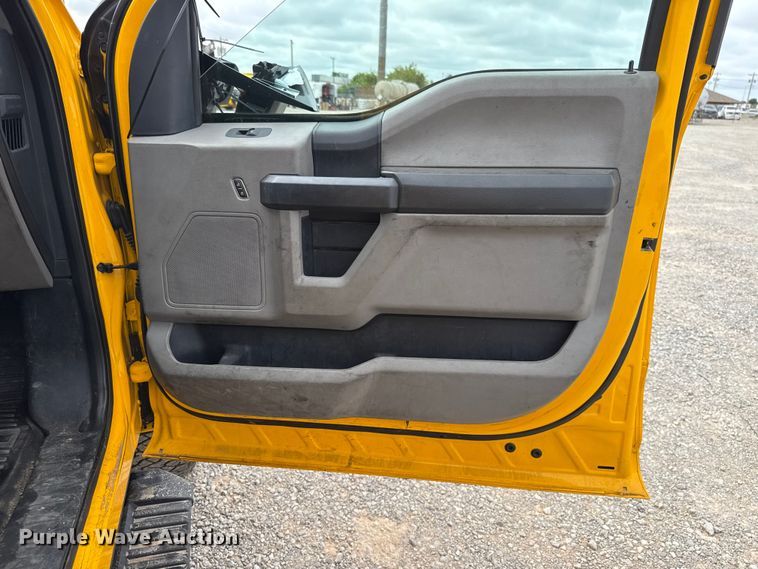 image for item ET6285 2020 Ford F350 Super Duty utility bed pickup truck