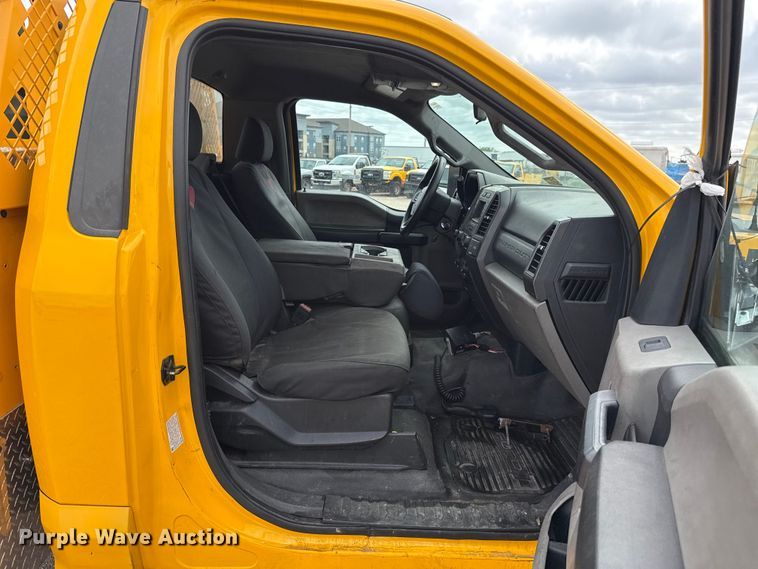 image for item ET6285 2020 Ford F350 Super Duty utility bed pickup truck