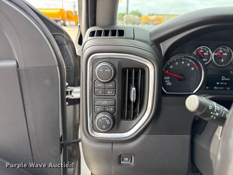 image for item ET6286 2021 Chevrolet Silverado 1500 Crew Cab pickup truck