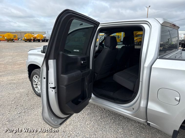 image for item ET6286 2021 Chevrolet Silverado 1500 Crew Cab pickup truck