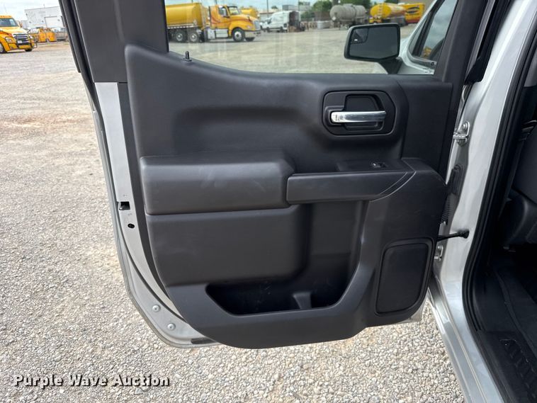 image for item ET6286 2021 Chevrolet Silverado 1500 Crew Cab pickup truck