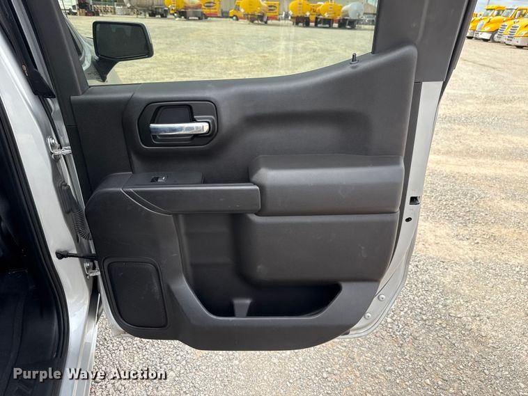 image for item ET6286 2021 Chevrolet Silverado 1500 Crew Cab pickup truck