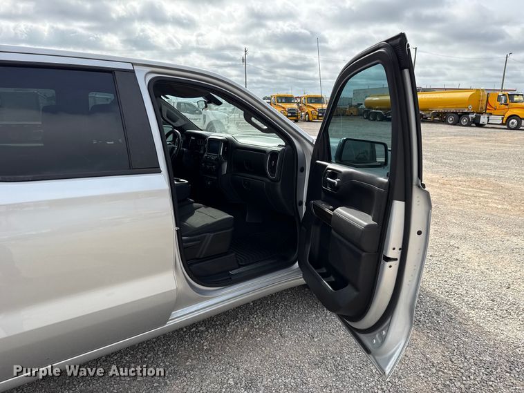 image for item ET6286 2021 Chevrolet Silverado 1500 Crew Cab pickup truck