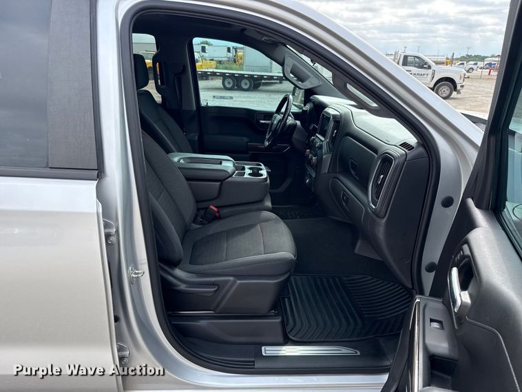 image for item ET6286 2021 Chevrolet Silverado 1500 Crew Cab pickup truck
