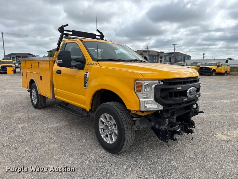 image for item ET6287 2020 Ford F350 utility bed pickup truck