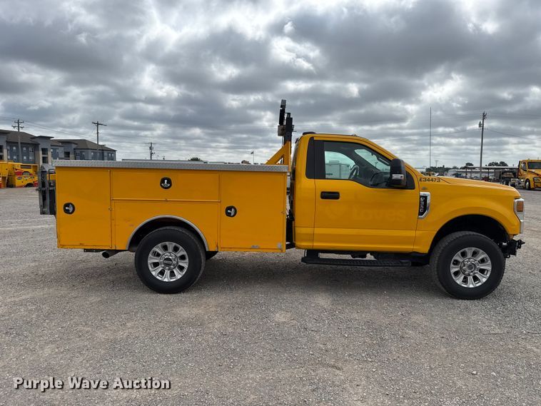 image for item ET6287 2020 Ford F350 utility bed pickup truck