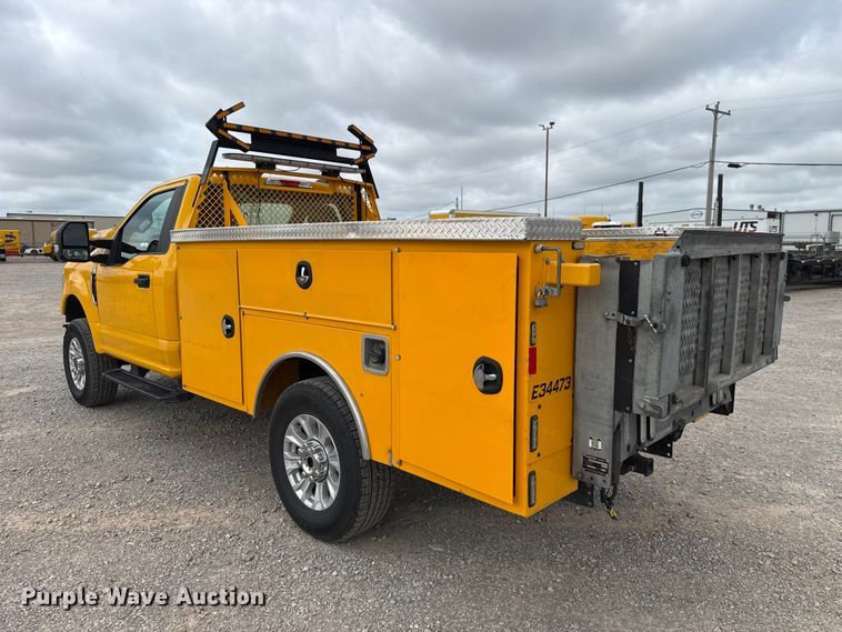 image for item ET6287 2020 Ford F350 utility bed pickup truck