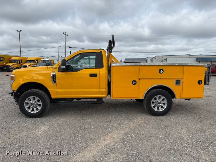 image for item ET6287 2020 Ford F350 utility bed pickup truck