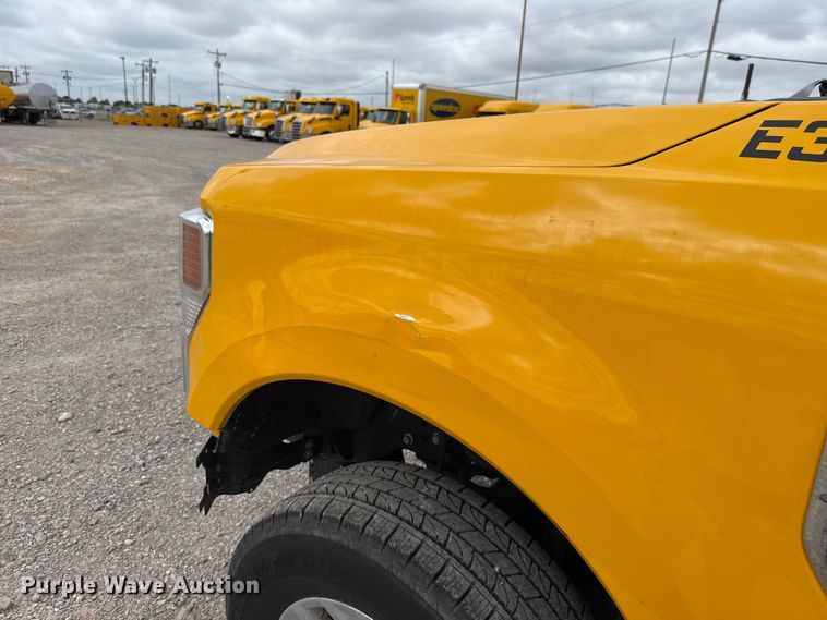 image for item ET6287 2020 Ford F350 utility bed pickup truck