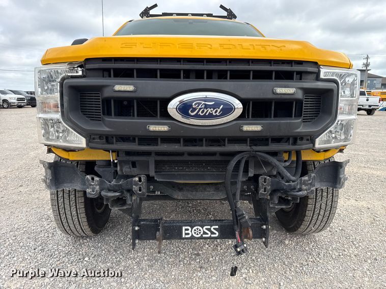 image for item ET6287 2020 Ford F350 utility bed pickup truck
