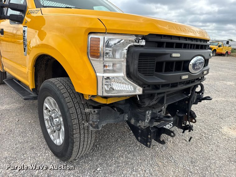 image for item ET6287 2020 Ford F350 utility bed pickup truck