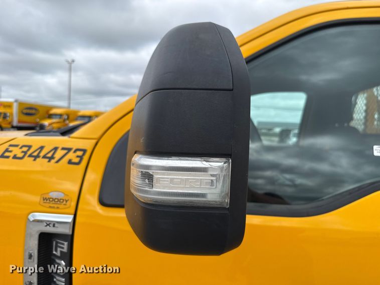 image for item ET6287 2020 Ford F350 utility bed pickup truck