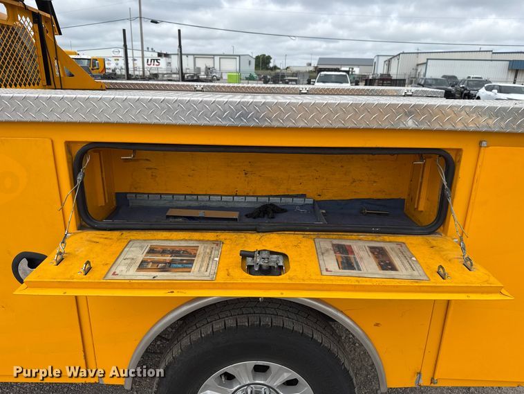 image for item ET6287 2020 Ford F350 utility bed pickup truck