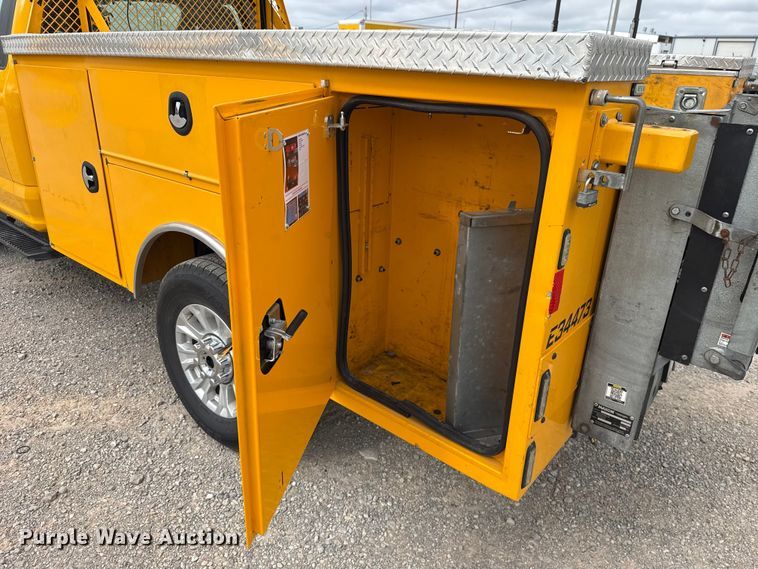 image for item ET6287 2020 Ford F350 utility bed pickup truck