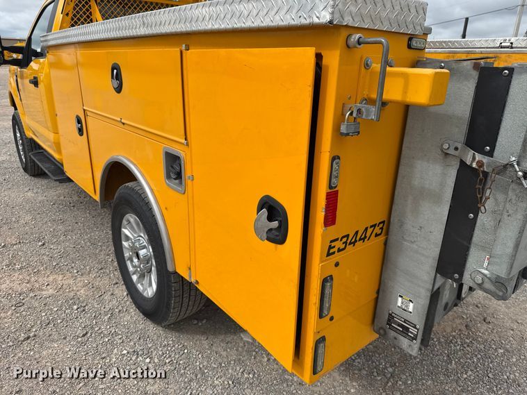 image for item ET6287 2020 Ford F350 utility bed pickup truck