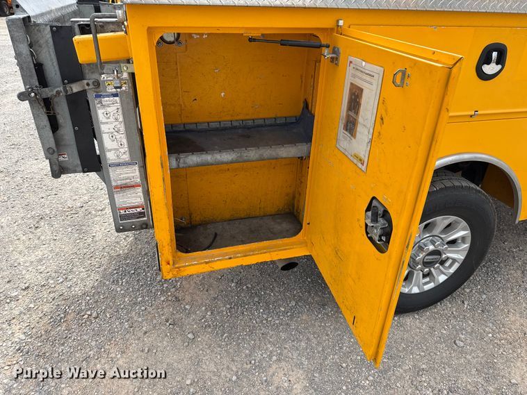 image for item ET6287 2020 Ford F350 utility bed pickup truck