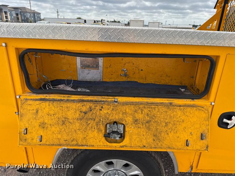 image for item ET6287 2020 Ford F350 utility bed pickup truck
