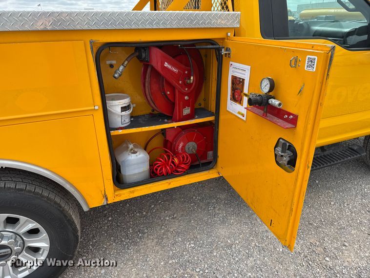 image for item ET6287 2020 Ford F350 utility bed pickup truck