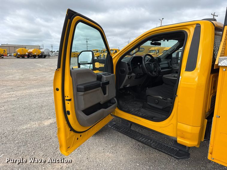 image for item ET6287 2020 Ford F350 utility bed pickup truck