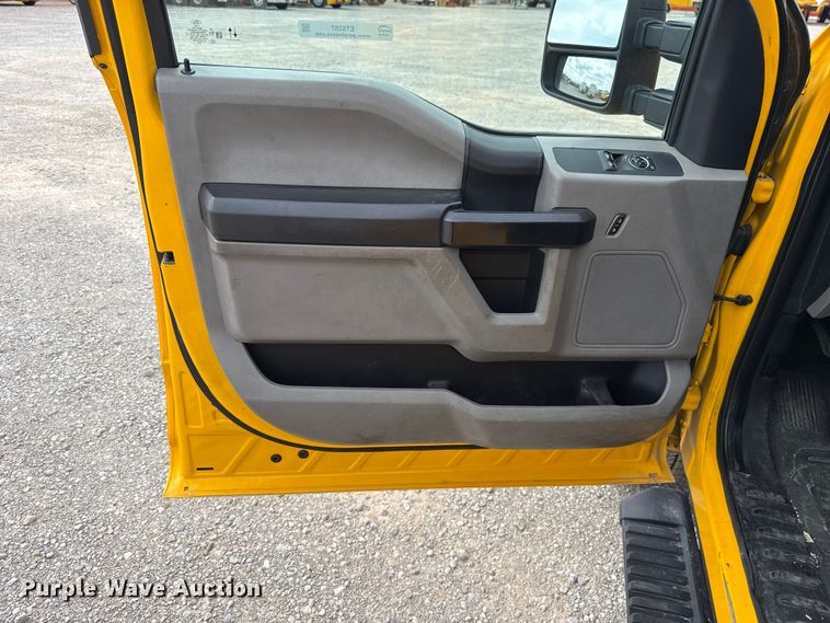 image for item ET6287 2020 Ford F350 utility bed pickup truck
