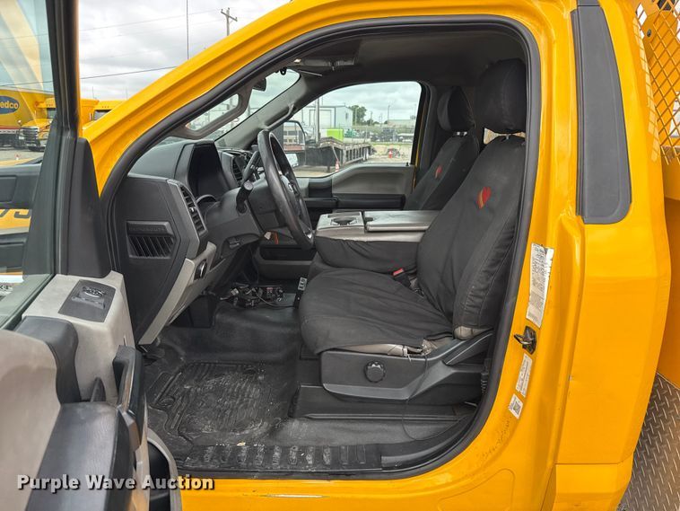 image for item ET6287 2020 Ford F350 utility bed pickup truck